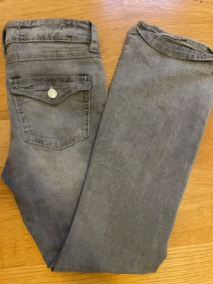 Gråa bootcut jeans - Gråa bootcut jeans från Gina Young storlek 164/S