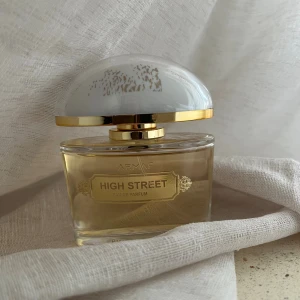  Armaf High Street EDP 100ml - En doft för kvinnor. Toppnoter: citrus och frukter. Hjärtnoter: Kaprifol och magnolia. Basnoter: Bärnsten, kashmirträ och mysk. Använd ca 10%. Förvarats mörkt och svalt. Säljes utan box. 
