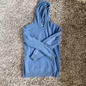 Chesmere hoodie - Skön blå chesmere hoodie i storlek XS,. Modellen är 175 vilket är den perfekta längden men passar också längre och kortare . Skriv vid funderingar! 