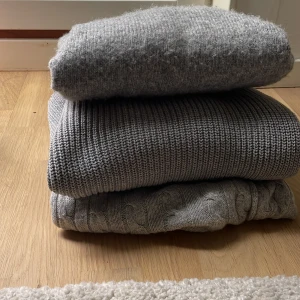 TRE stickade tröjor för 250kr tillsammans - Säljer tre stickade gråa tröjor, eftersom jag ej använder dom. Den ljusgråa skulle jag säga är S och de andra två Medium❤️❤️❤️❤️