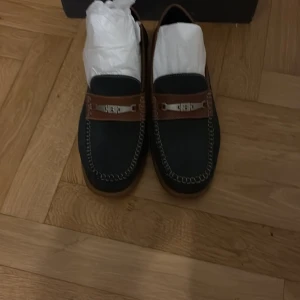 Lofers - Säljer ett bar Bally lifter för endast 599 nypris 10499 kr kom privat om ni är intresserade passar Siris 43-44