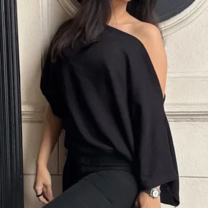 Effortless poncho sweater - En perfekt poncho nu till hösten. Aldrig använt då detta inte är min stil. Har du frågor eller vill diskutera priset? Kontakta mig!