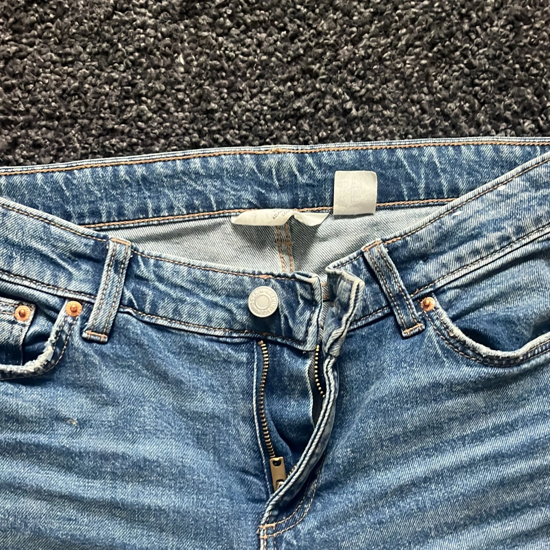 Blå raka jeans med slitningar - 1