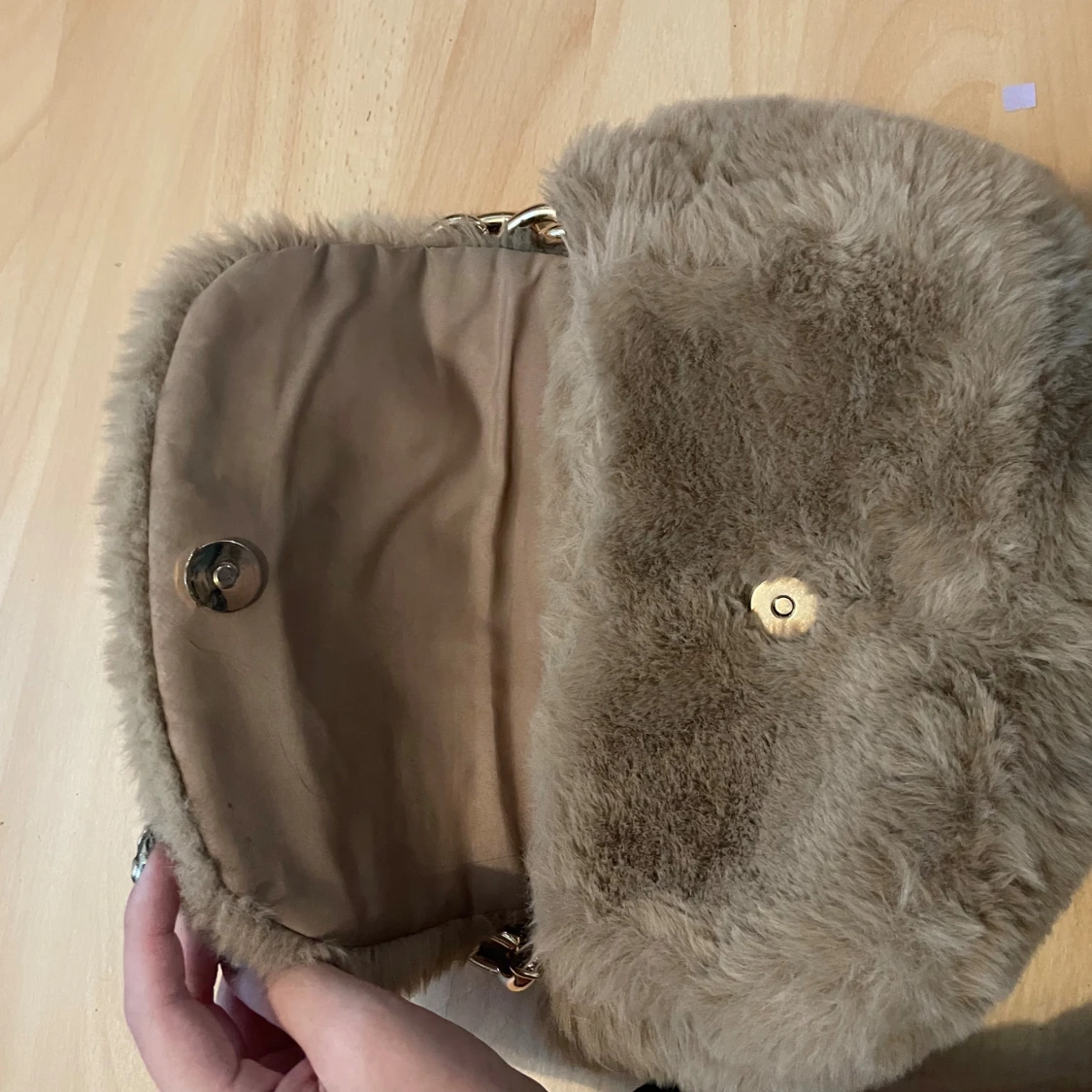 Beige fluffig axelväska från H&M - 2