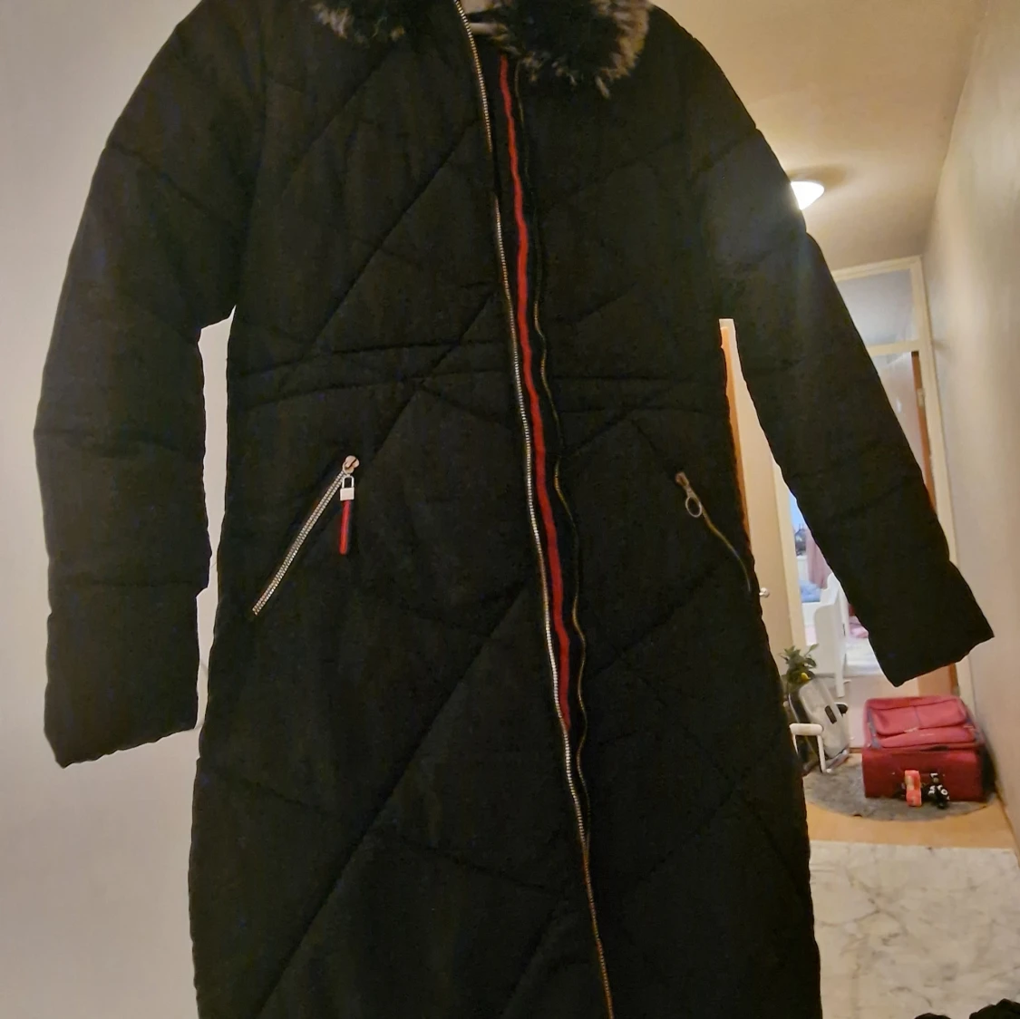 Svart lång dunjacka med fuskpäls