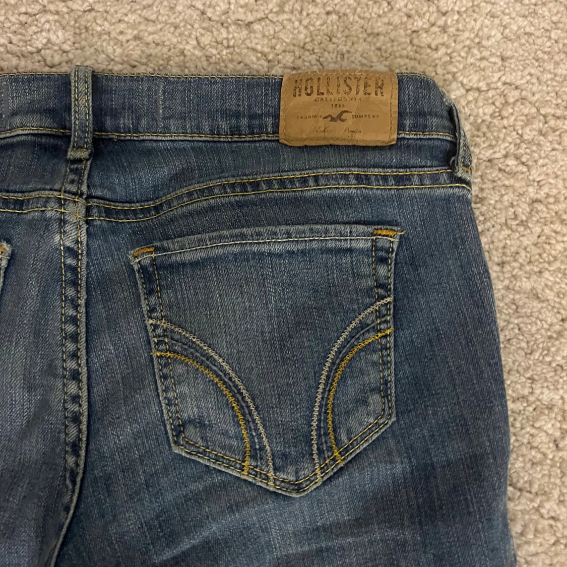 Blå bootcut jeans från Hollister - 2