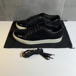 Lanvin  - Lanvins i size uk 8/43, skick 9/10, dustbag samt helt nya snören medföljer vid köp, vid funderingar hör av er. 