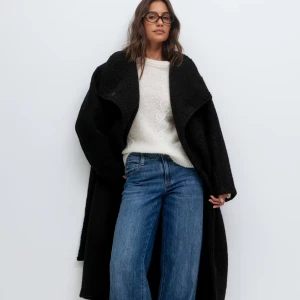 Soft boucle long coat - Säljer en svart teddy kappa från gina i storlek M. Jackan är aldrig testad och paketet jag fick de i är aldrig öppnat, den kommer i förpackningen den först skickades i.