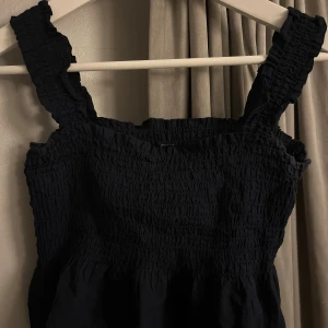 Marinblå smockad topp Uniqlo S -  marinblå topp från Uniqlo i storlek S💙