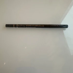 Isadora Intense Eyeliner Svart - Svart eyelinerpenna från Isadora i färgen 60 Intense Black. Pennan har en smal spets för precisa linjer och är designad för att hålla i upp till 24 timmar. Perfekt för att skapa en intensiv och markerad ögonlook