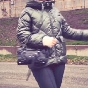 Grön jacka - Säljer denna vinterjacka från Mohito. Den är grå grön ungefär