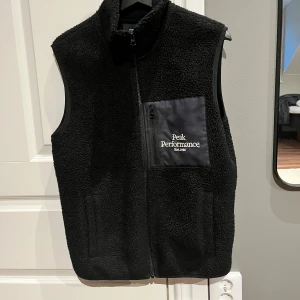 Peak performance väst  - Svart fin lurv vest skön och snygg i bra skick👍.        Storlek M, Svart