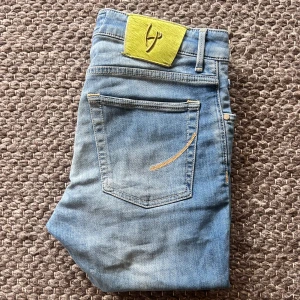 Handpicked jeans - Säljer dessa ursnygga jeans från Handpicked i fenomenalt skick (9/10). Storleken är W31 och L34 vilket betyder att de passar dig som är lång, och går att vika upp eller lägga upp hos skräddare annars.