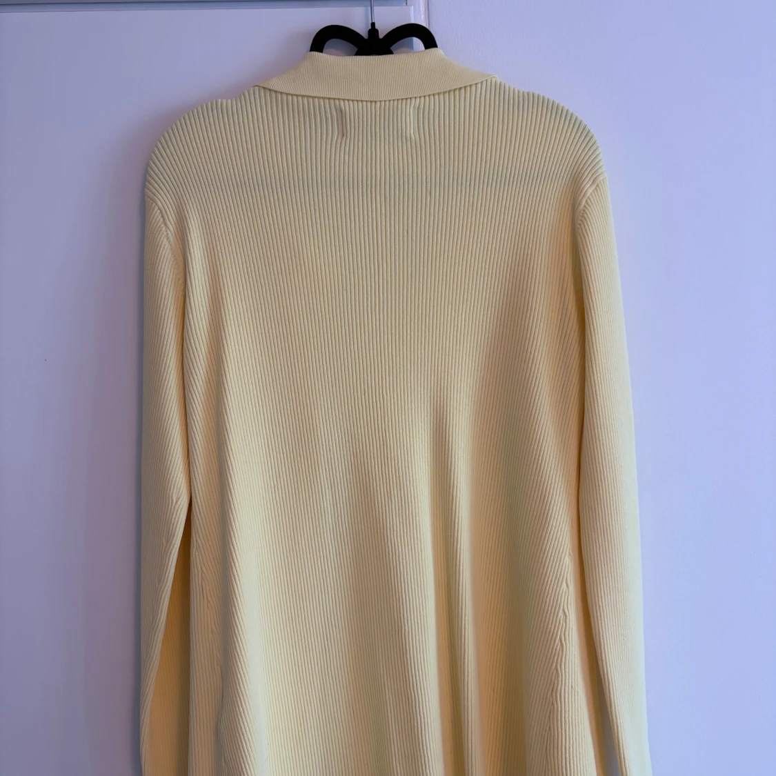 Ljusgul ribbad kofta från Stand Studio - 2