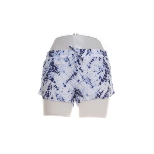 Blåvita shorts från Victoria's Secret - Snygga blåvita shorts från Victoria's Secret med coolt batikmönster och snörning i midjan. De är korta och har en loose passform, perfekta för varma sommardagar. Även sköna som pyjamasshorts och mycket skönt fladdrigt material!🩷