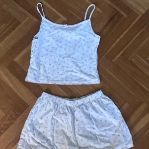 Pyjamas sett  - Super gullig pyjamas set, storlek 158/164 💞 shorts & linne med blommigt mönster 💞 från h&m. Fint skick!