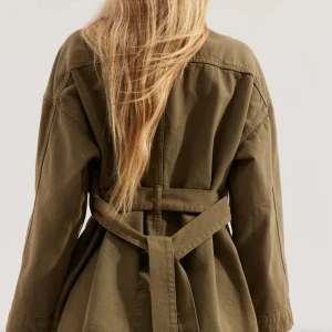 Olivgrön oversize jeans jacka  - Olivgrön jeans jacka som är i storlek xs men är oversize som en M i storlek! Använd en gång