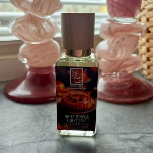Toffee Pumpkin Fluffy Cake Parfym - Unik parfym från The Dua Brand med namnet Toffee Pumpkin Fluffy Cake. Volymen är 30 ml. Perfekt för dig som vill sticka ut med något annorlunda och kreativt. Endast testad 