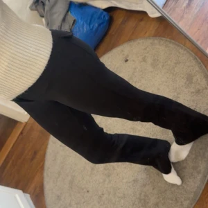 Svarta bootcut kostymbyxor - Skitsnygga bootcut kostymbyxor med jättefina bakfickor. Sitter superbra och är jättesköna. Har nästan aldrig använt.