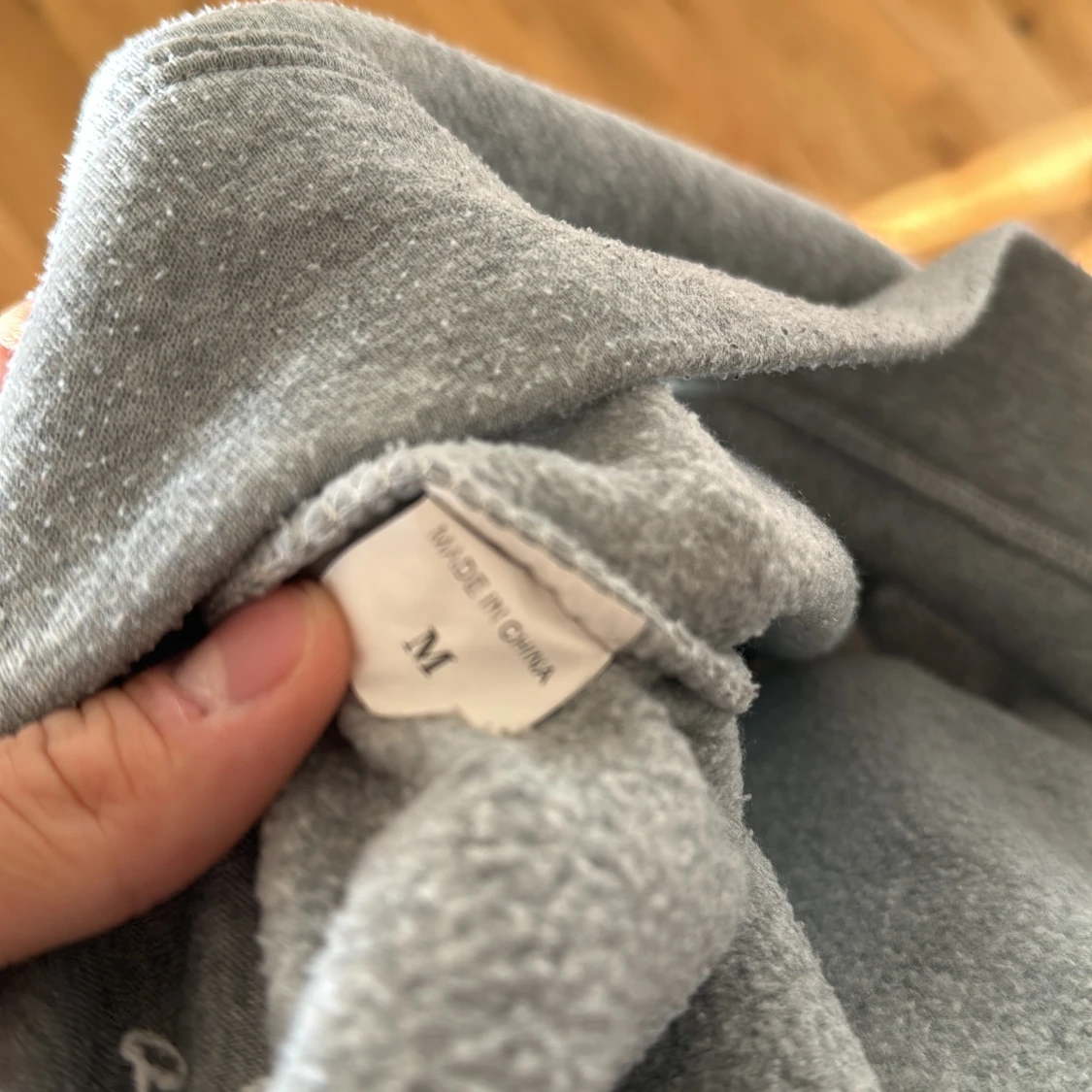 Grå hoodie med stjärntryck - 1