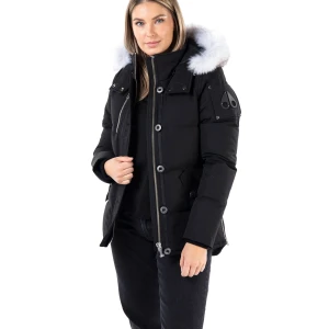 Svart dunjacka med pälskant från Moose Knuckles - Snygg svart dunjacka från Moose Knuckles med vit pälskant på huvan. Storlek S i bra skick. Pris kan sänkas lite vid snabb affär. 