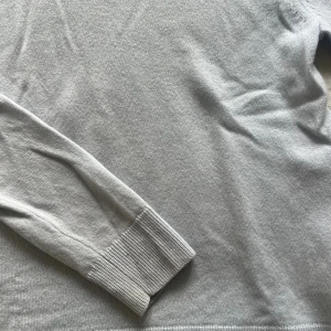 100% Kashmir ljusblå tunn stickad tröja - 100% Kashmir tröja från uniqlo i en fin ljusblå färg! Liknar soft goat. Bra skick, storlek: S