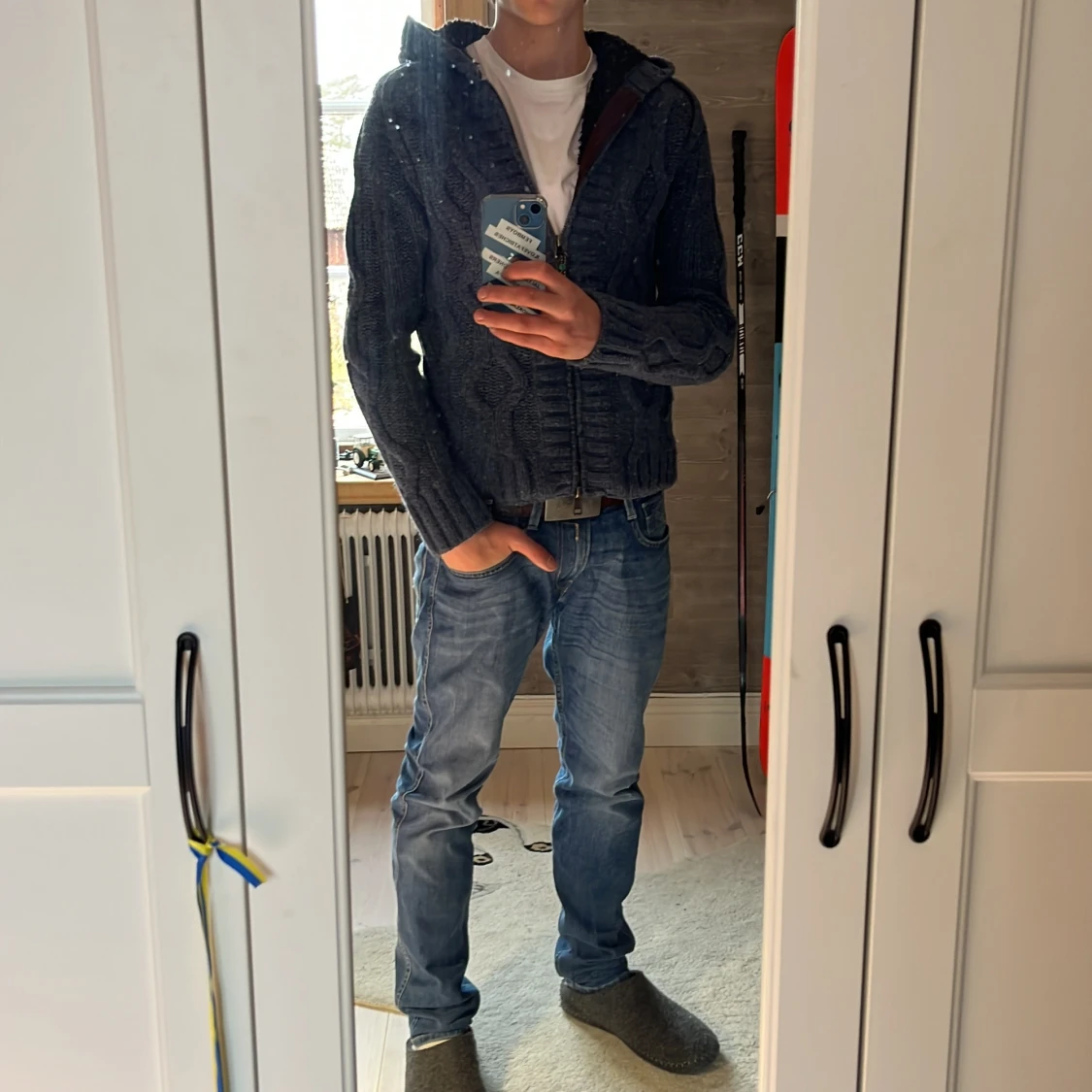 Mörkblå stickad hoodie från Energie