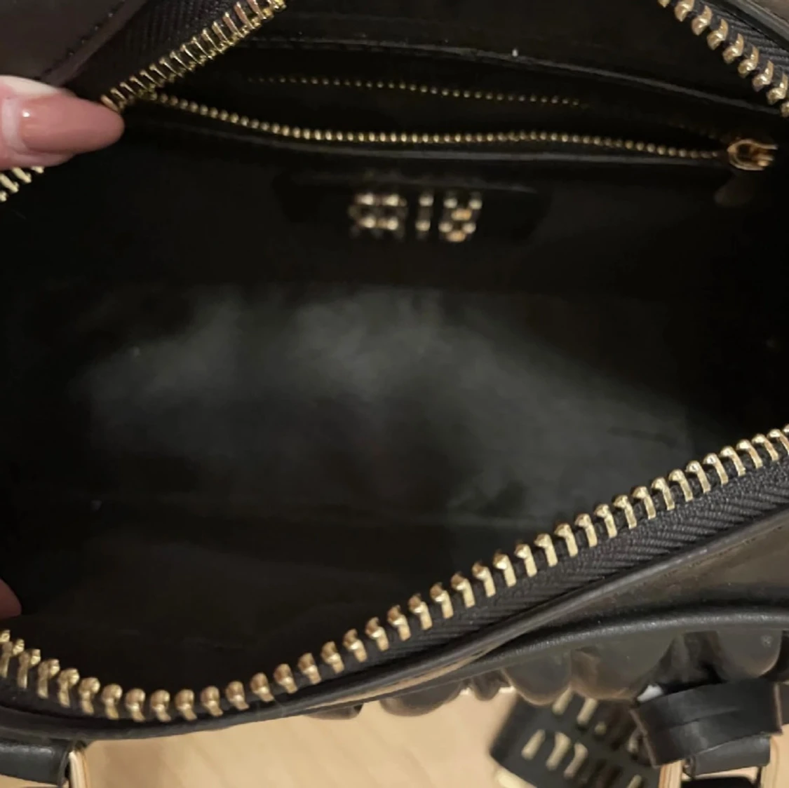 Svart quiltad handväska från Miu Miu - 4