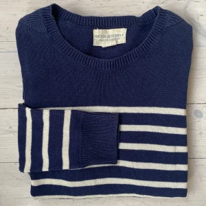 Randig Ralph Lauren tröja  - Sjukt fet randig Ralph Lauren tröja i mycket fint skick 🙌 Tröjan är gjord på en blandinge av bomull och linne. Står storlek XL men passar mer som L, skriv vid fråga 🙌 🔥 