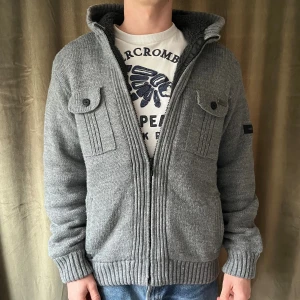 Grå fodrad cardigan - Skitfet fodrad cardigan som är otroligt mysig och varm! Passar perfekt nu till höst och vinter✌🏼 jag på bild är 184! Vid minsta fråga eller fundering hör av er🤝🏼