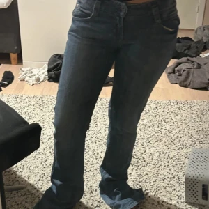 Low waist jeans  - Jätte fina low waist jeans, använde fåtal gånger. Innerbenslängd- 86cm midjemått-38cm skriv för frågor 