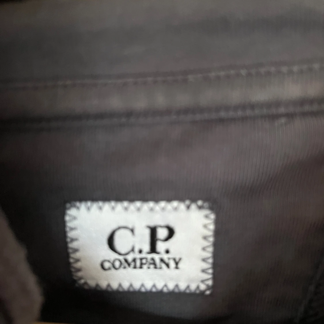 Storlek M men mer som en S. Mörkgrå hoodie från C.P. Company. - 2