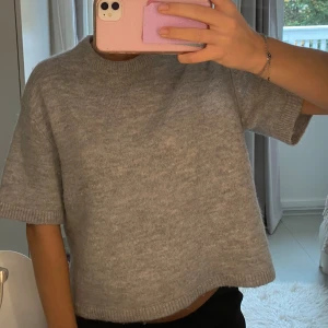 Grå stickad - Säljer denna superfina grå stickade som är perfekt nu till hösten. Inte använd så många ggr så är i fint skick😊