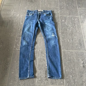 Levis 510  - Säljer ett par Levis 510 i storlek 16a. Fint skick. Hör av dig för frågor och kom gärna med bud!