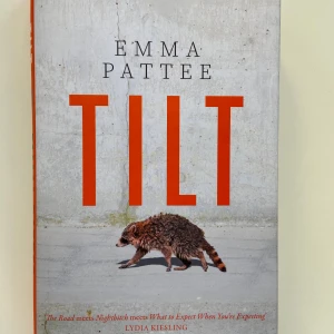 Tilt - Boken är helt ny och oläst! Absolut nyskick. Tilt är en gripande och spännande roman om Annie, som är höggravid och befinner sig på IKEA när en enorm jordbävning slår till. Med humor, skräck och hjärta följer vi hennes vandring genom en förstörd värld, där hon tvingas konfrontera både sina drömmar och relationer. Perfekt för dig som gillar överlevnad, känslor och oväntade vändningar. Nyskick: 213:- på Adlibris och 232:- på Bokus. Gör ett fynd och köp min helt nya bok för endast: 80:-