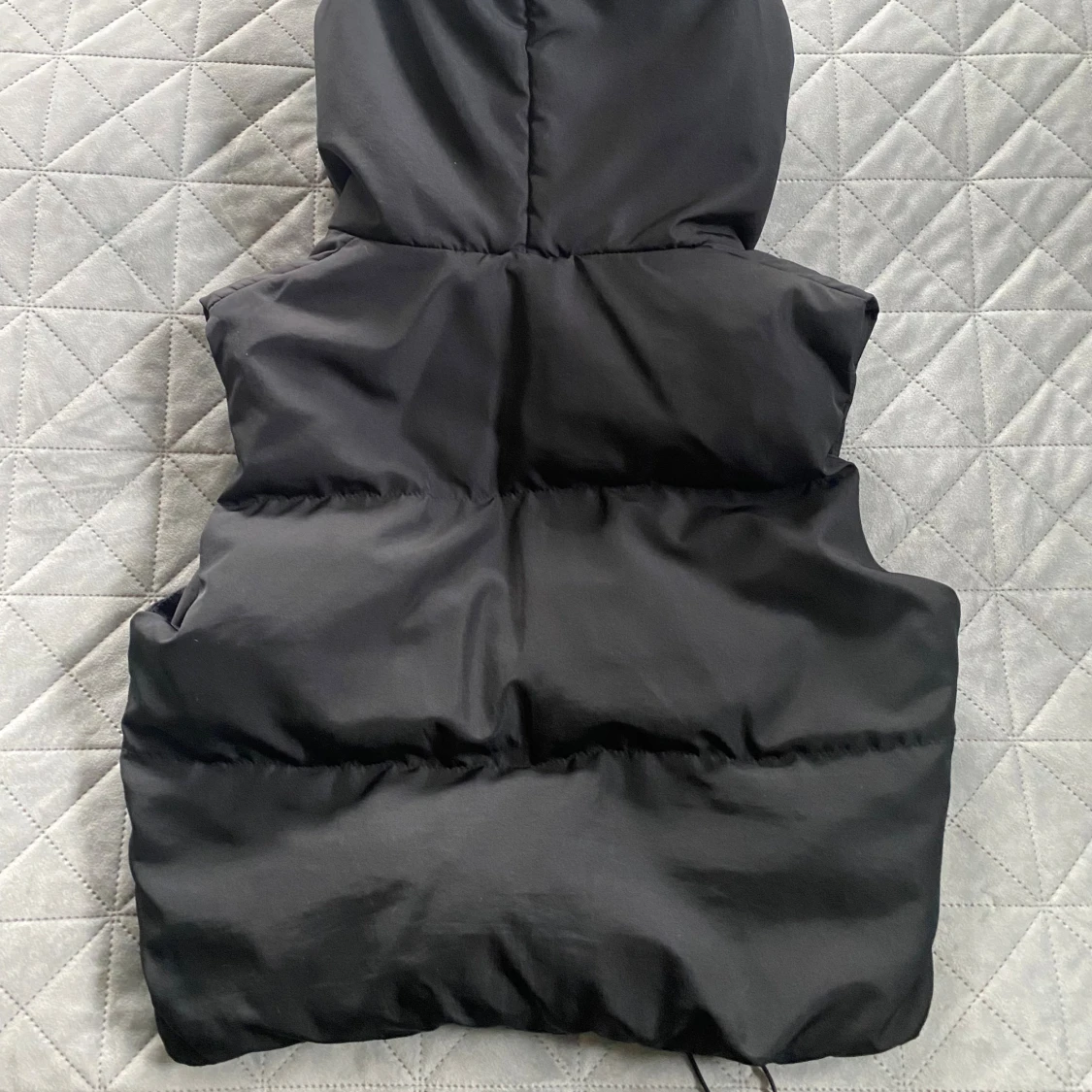 Dunväst med huva från NA-KD - 1