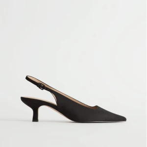 Svarta pumps med spetsig tå och låg klack - Helt nya klackar från other stories 