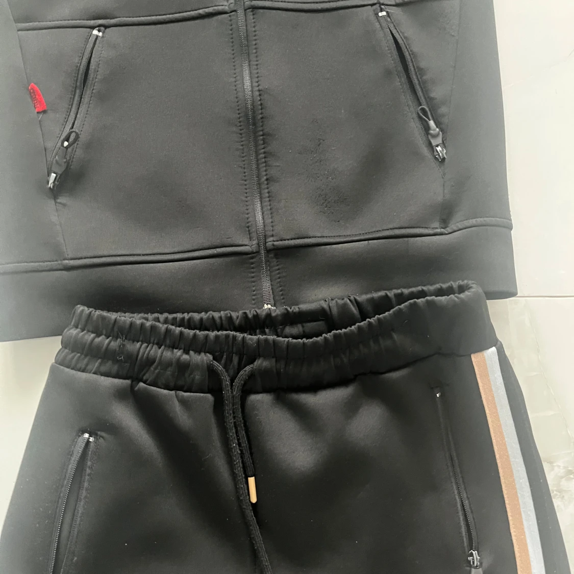 Svart hoodie från BOSS med huva - 2