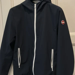 Colmar jacka - Soft Shell colmar jacka som är nästan helt ny använd ett få tal gånger. Köptes i Italien för två år sedan och säljes på grund av att den inte är min storlek. Storleken är en it 50 vilket motsvarar MEDIUM. 