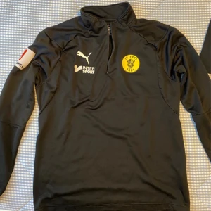 IK Frej Täby träningströja från Puma strl M - Mycket bra skick utan skador.  Storlek M.
