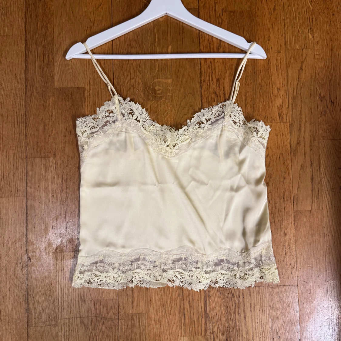 Champagnefärgad spetslinne i satin XS-S - 1