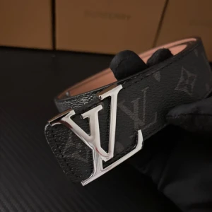 L U  I S V U I  T T O U N bälte  - Helt ny bälte du får även borr på köpet .