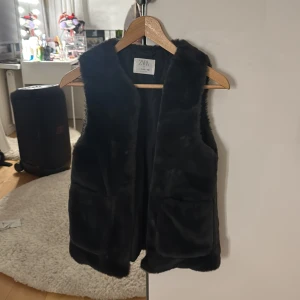Svart pälsväst  - Säljer den här super fina pälsvästen. Den är otroligt fluffig och mjuk och passar perfekt nu till hösten. Säljer då den har blivit för liten. Den är i väldigt bra skick!💕🍁