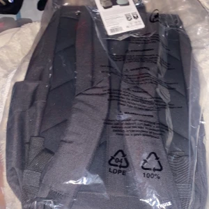 Svart ryggsäck från Thule - Snygg och stilren svart ryggsäck från Thule med vadderade axelband och praktiska fack. Väskan har en enkel design med Thule-logga framtill och är tillverkad i slitstarkt material. Perfekt för skola, jobb eller vardagsäventyr. Kostade 1200 men kan sälja för 625. Helt ny inte använda en enda gång splitterny, har inte ens lagt något i den.