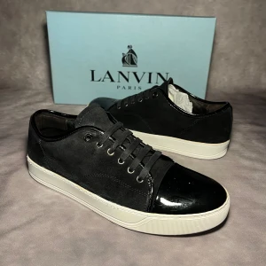Svarta sneakers från Lanvin - Snygga och klassika svarta sneakers från Lanvin. Skorna är i storlek uk 7 sitter som eu 42. I väldigt gott skick sulkräm har använts för att fräscha upp dom lite. Dustbags fås med