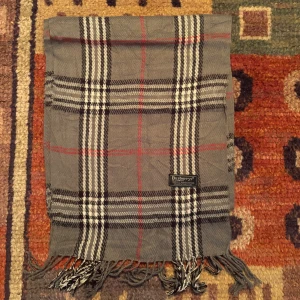 Vintage Burberry Halsduk Scarf - -Riktigt bra skick. Nypris på dessa ligger på runt 5000kr, vilket gör detta till ett sjukt bra pris! Halsduken är gjord i Lamull, och är perfekt inför hösten och den kommande vintern. Anledningen till att det står ”Burberry’s” och inte ”Burberry” på lappen är eftersom halsduken är från några år tillbaka, innan de bytte namn! Om du har någon fråga är det bara att skriva till mig. /elgnce (4)