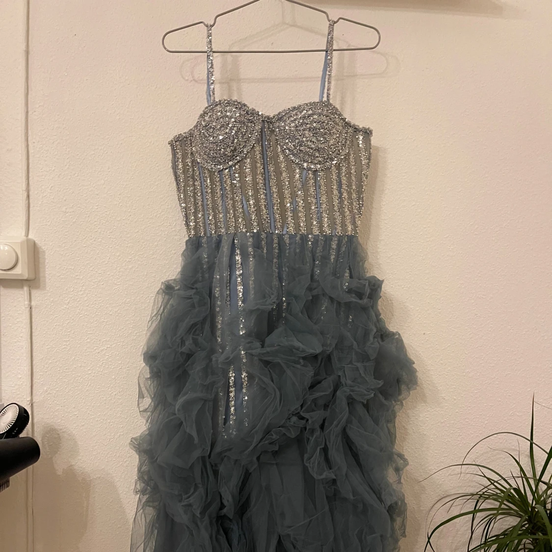 Glittrig blå långklänning med paljetter - 1