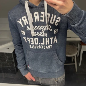Superdry hoodie - Stilren och tvär fet hoodie från superdry!🙌🏻 || Perfekt för en skön outfit || Skick; 8,7/10, inget att klaga på || Storlek: M, modellen är 182 || Pris: 399kr
