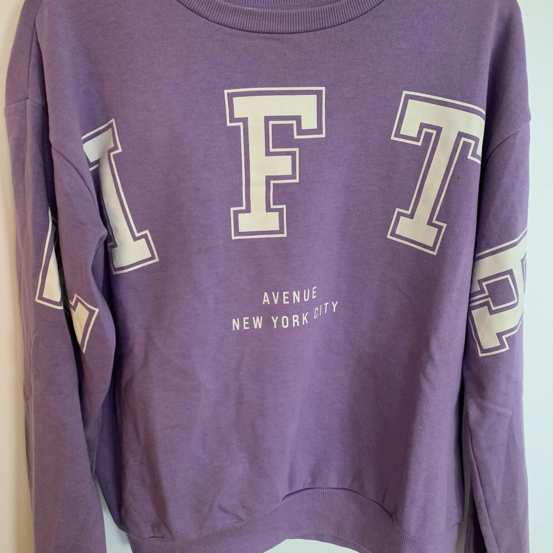 Lila sweatshirt med tryck NYC