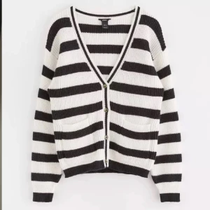 Randig kofta - Den är endast använd 1 gång. Så heelt ny. Nypris 600kr. Den är i storlek S, men skulle säga att den passar från xs-m beroende på hur man vill ha den💖